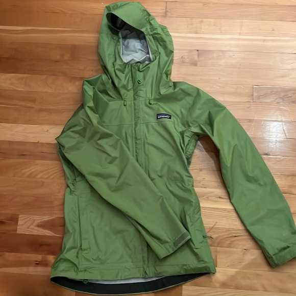 Patagonia Jackets & Blazers - Patagonia Women’s Torrentshell Jacket.